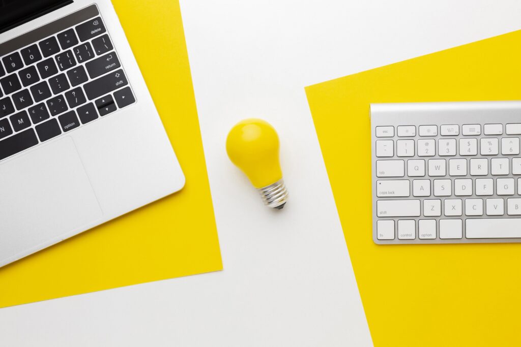 mesa-com-laptop-e-lampada-amarela-múltiplas-revisões
